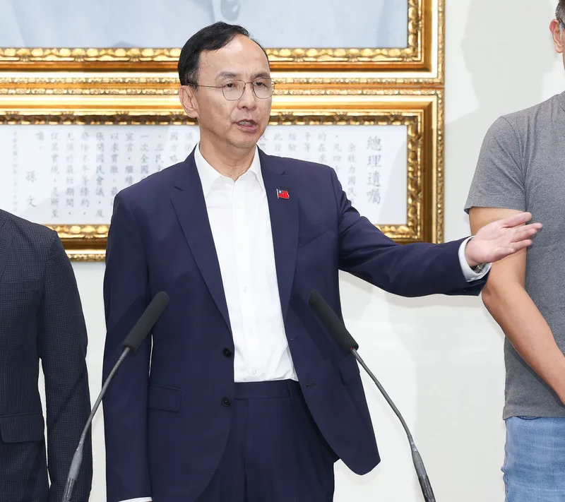 大罷免首波投票結果26日晚間出爐,24名國民黨立委全數挺過罷免危機。國民黨主席朱立倫(圖)晚間在中央黨部舉行記者會,感謝台灣人民展現成熟民主,也希望台灣不要再內耗跟惡鬥。中央社