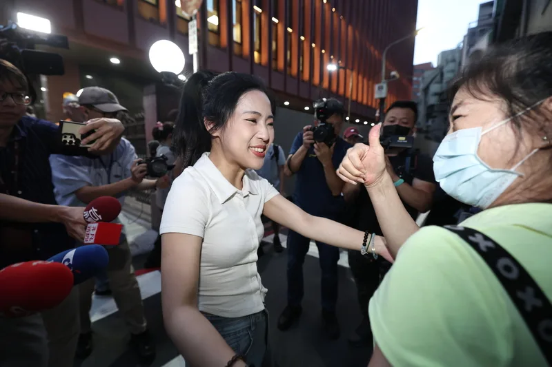 首波罷免案26日傍晚結果出爐,國民黨立委徐巧芯(白衣)在記者會後與支持者開心互動。中央社