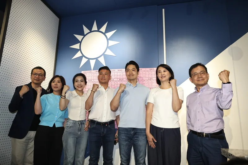 台北市長蔣萬安與5位北市藍委一同出席記者會,向市民致謝。中央社