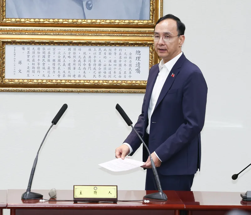 大罷免首波投票結果26日晚間出爐,24名國民黨立委全數挺過罷免危機。國民黨主席朱立倫(圖)晚間在中央黨部舉行記者會,感謝台灣人民展現成熟民主,也希望台灣不要再內耗跟惡鬥。中央社