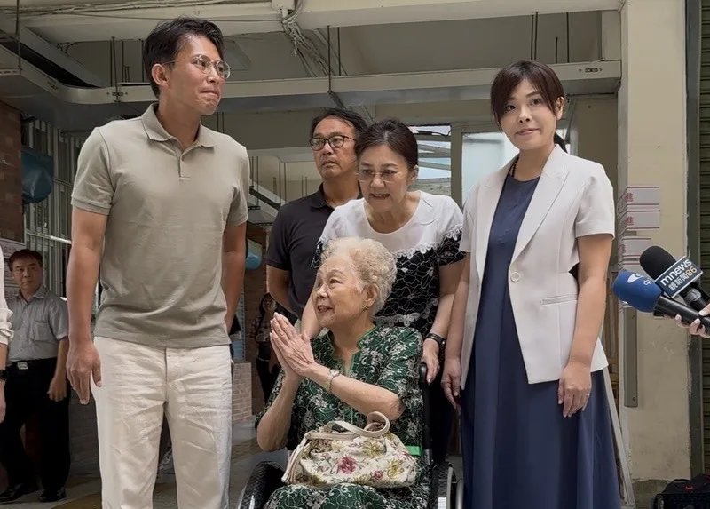 民眾黨前主席柯文哲的母親何瑞英(前排中)今天(26日)在民眾黨主席黃國昌(前排左)、停職中的新竹市長高虹安(前排右)及柯文哲胞妹柯美蘭(2排中)陪同下投票,結束後向現場媒體致意。中央社