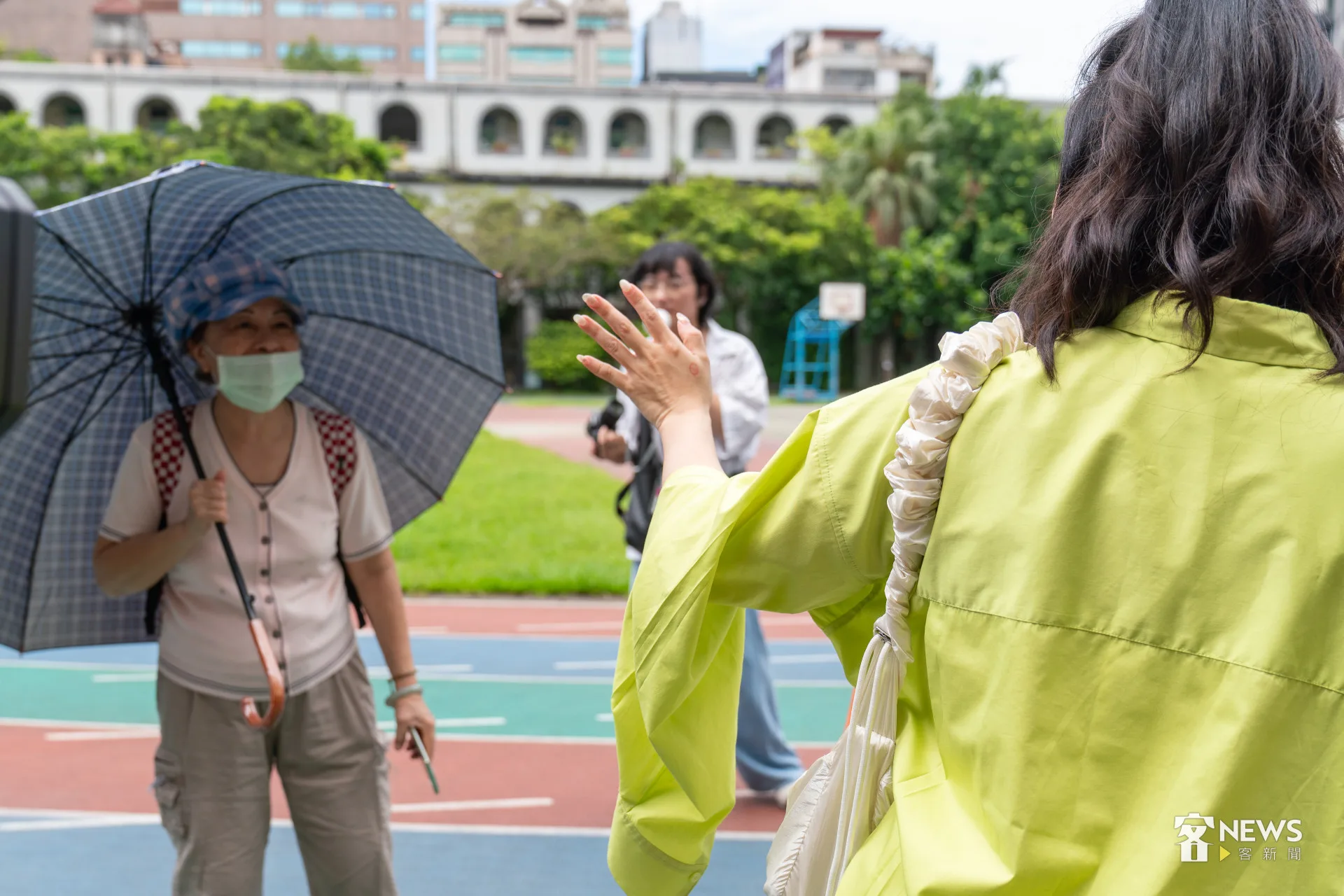 見面三分情，阿美與意見不同的鄰居揮手致意。李台源攝