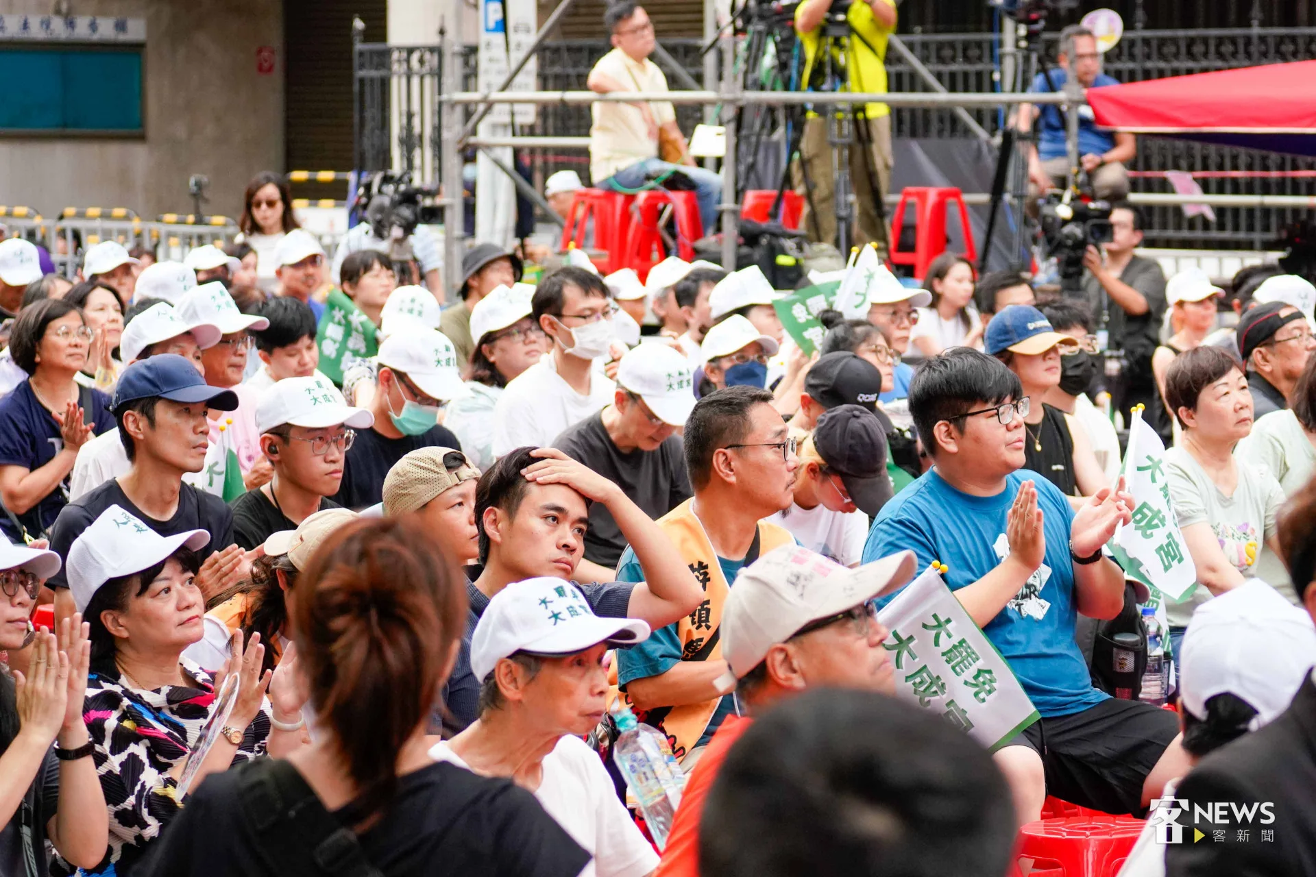 濟南路現場大約千位民眾一起看開票，隨著開票結果不同意票皆大於同意票，現場氣氛凝重。李台源攝
