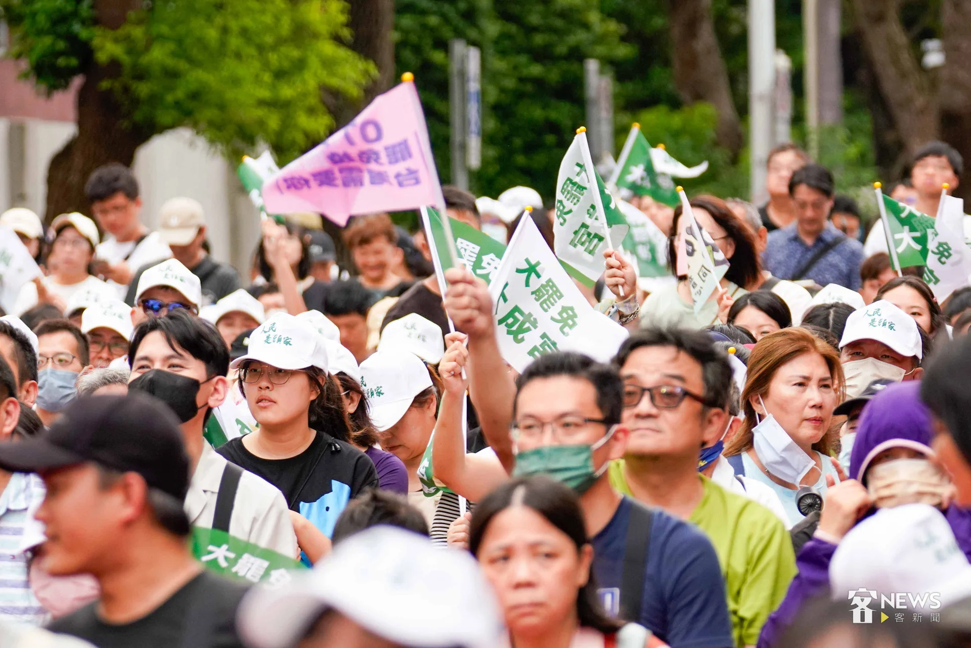 濟南路現場大約千位民眾一起看開票。李台源攝