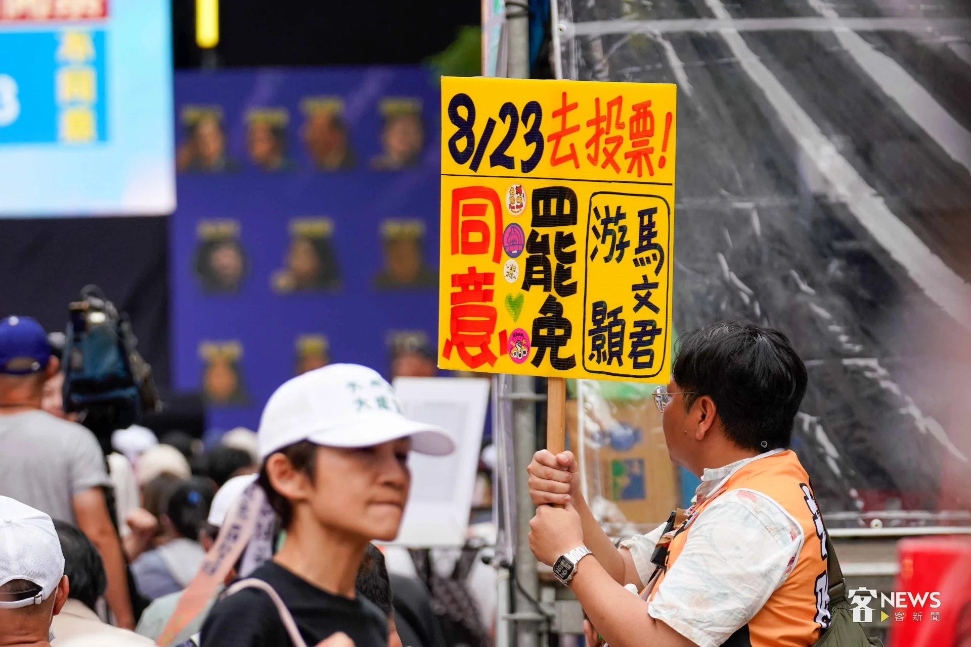 公民團體把握機會宣傳8月23日大罷免。李台源攝