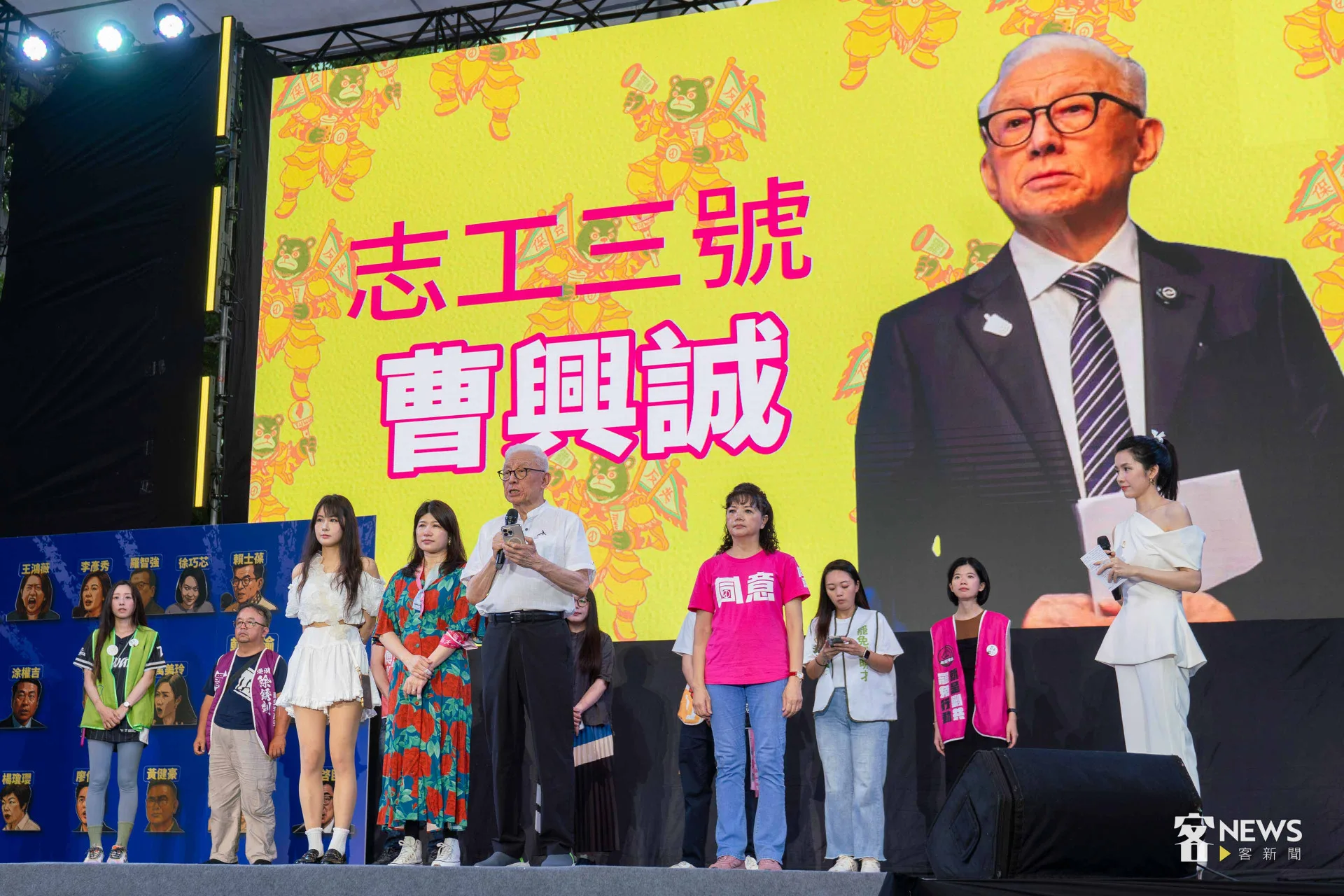 反共護台志工聯盟發起人曹興誠晚間6點20分左右在立法院外濟南路發表聲明。李台源攝