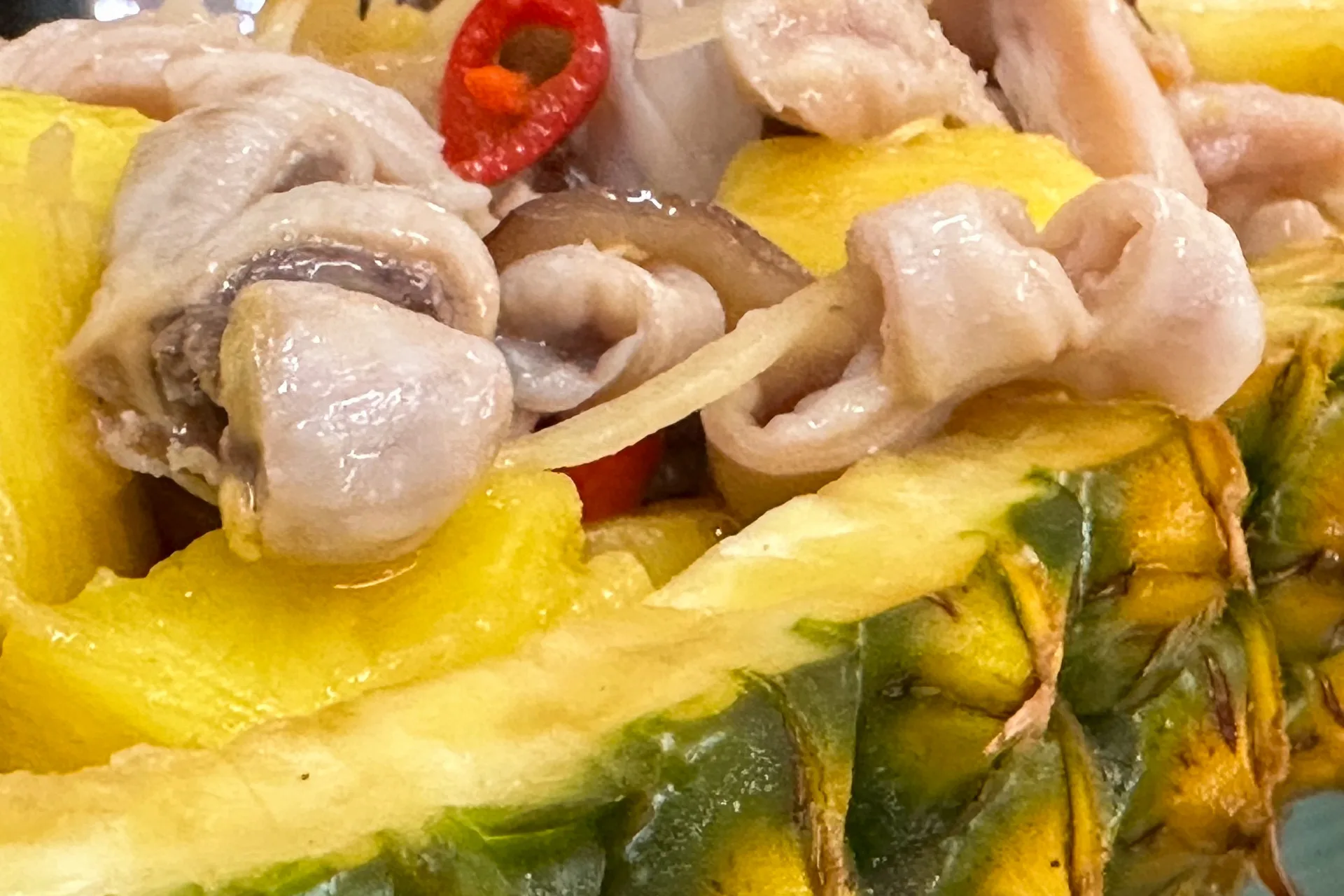 豬肺黃梨炒木耳，豬肺用脆腸取代，更容易料理。蕭秀琴攝