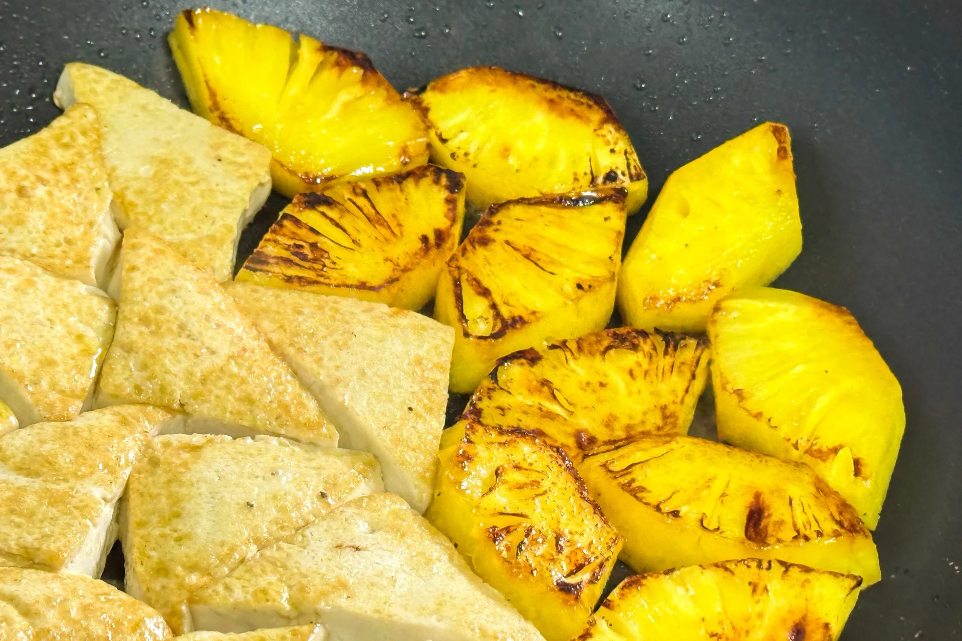 鳳梨加熱破壞蛋白酶，對有些人來說比較好入口。蕭秀琴攝