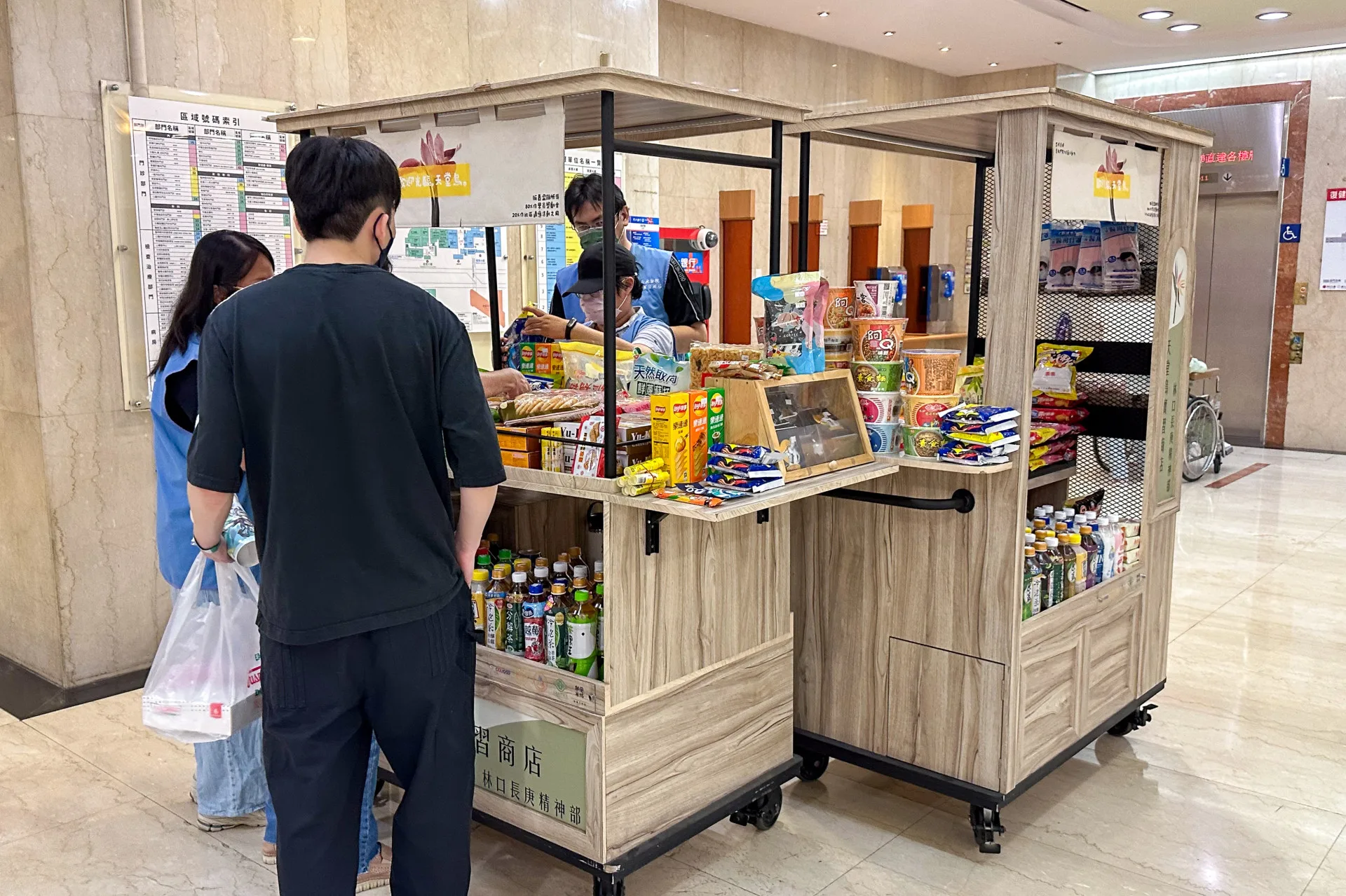 復健大樓入門大廳，雖然之前來，就有看著兩台細商店攤車，毋過全毋識摎佢買過東西。邱鴻春攝
