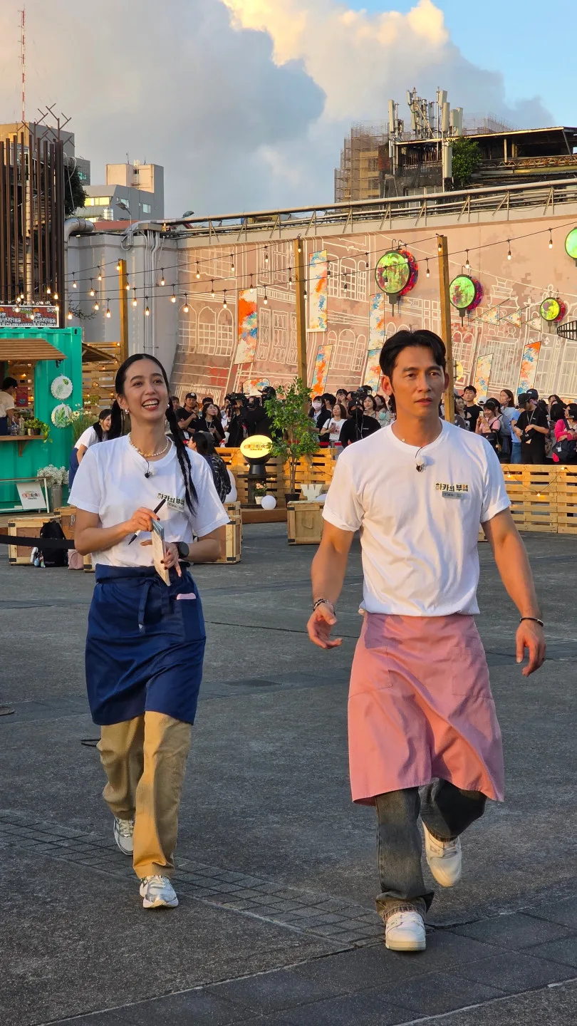 温昇豪與陳庭妮熱情招呼客人。客家電視提供