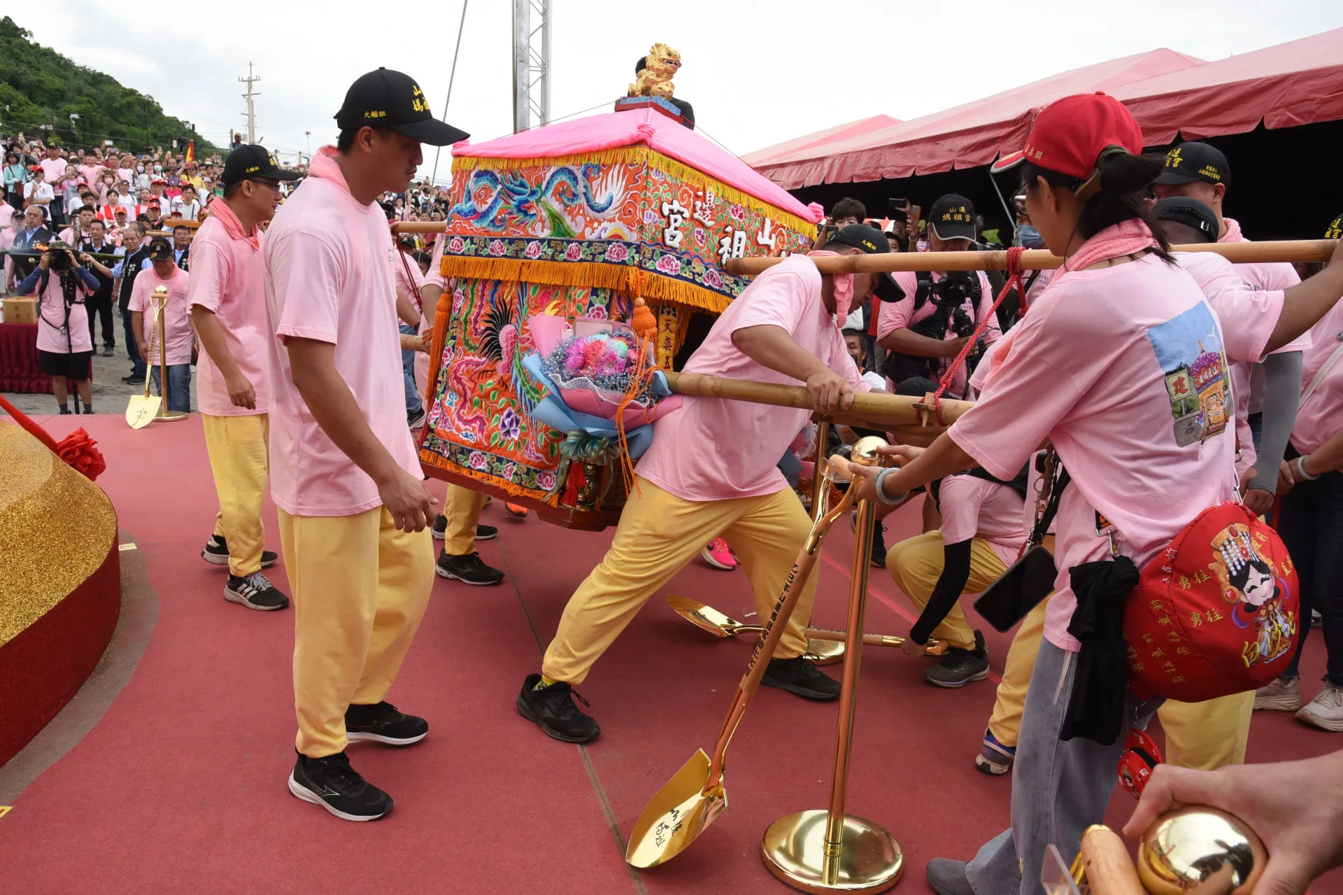 山邊媽神轎加持典禮並感謝來賓。苗縣府提供