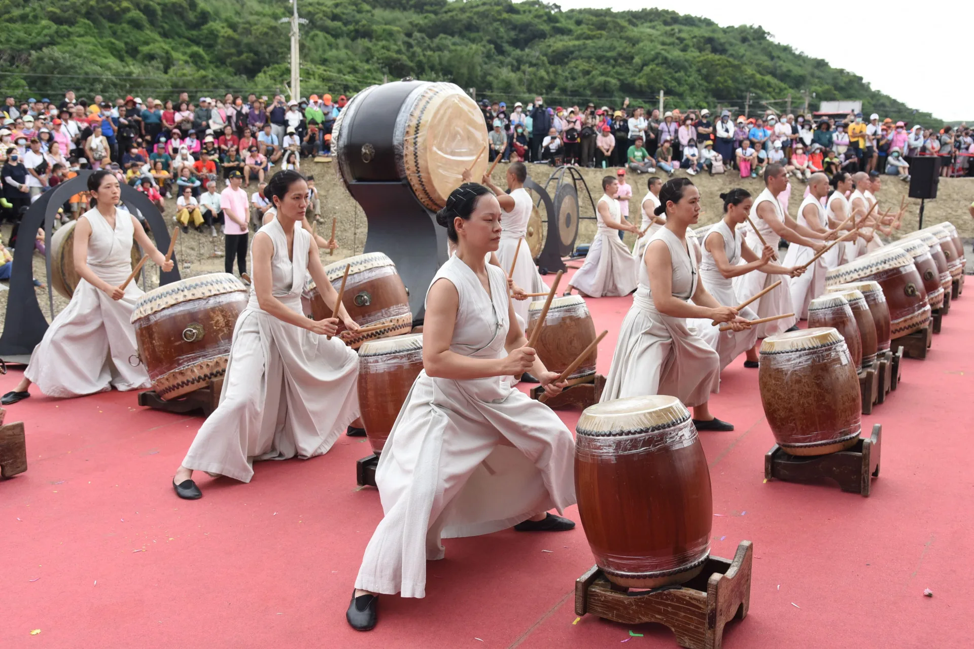 優人神鼓在動工典禮中,表演震撼的《破曉》。苗縣府提供