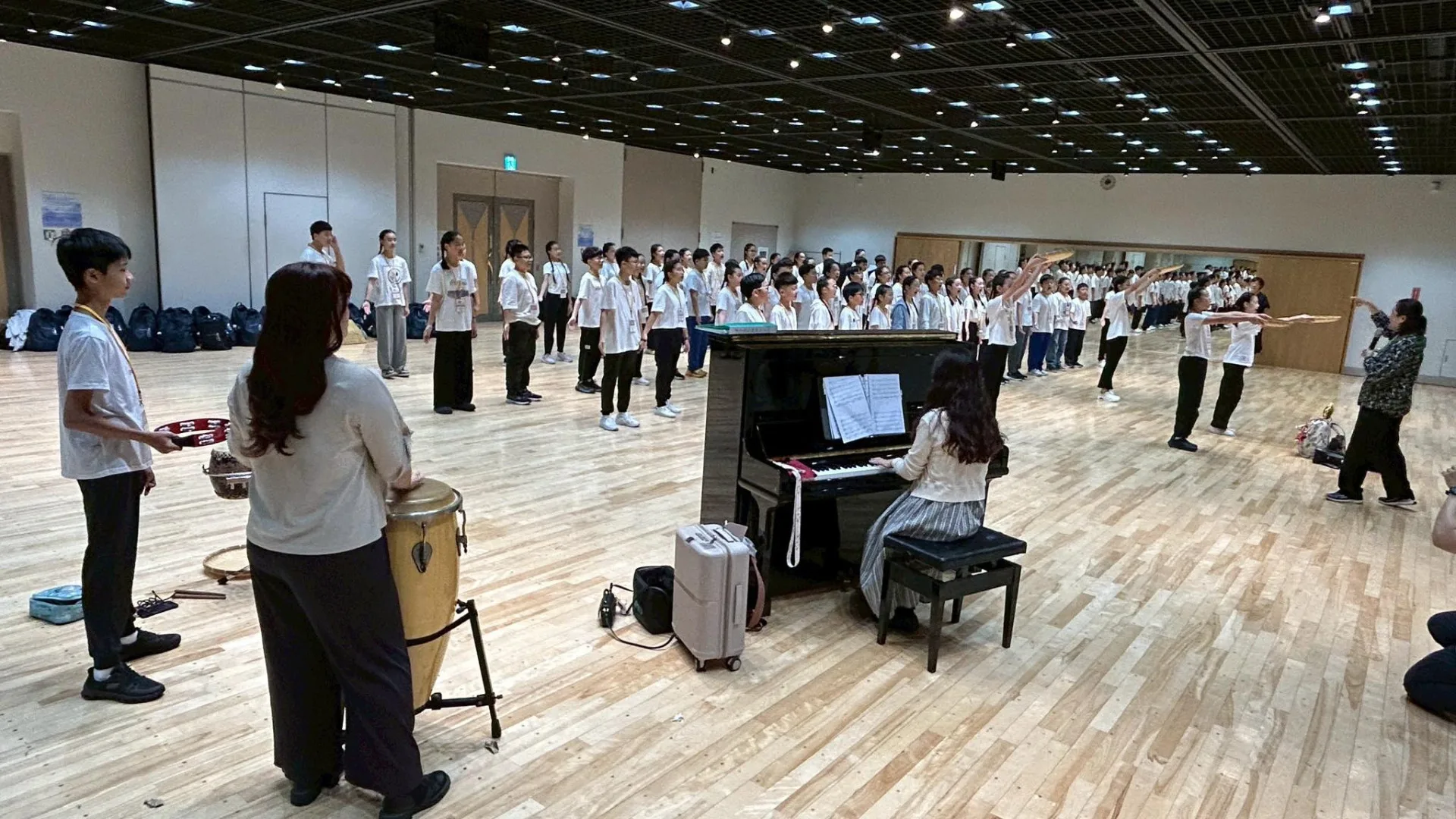 建國國小曾煥淦校長表示，合唱團7月24日抵達東京後，便面對冗長通關、緊湊彩排與住宿適應等挑戰。