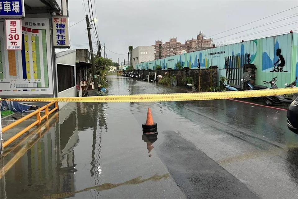 嘉義縣民雄鄉後火車站旁道路,受到暴雨而淹水。民雄分局提供