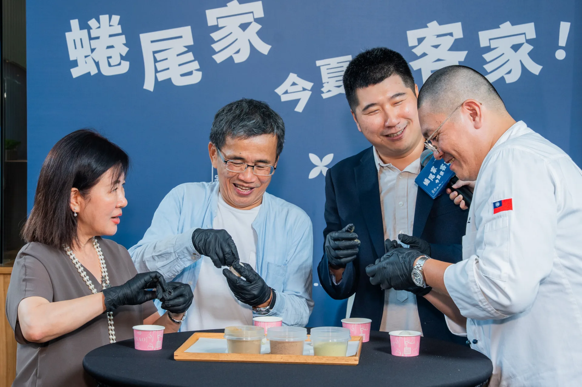 蜷尾家創辦人李豫(左1)指導貴賓製作六-kka客家冰品。右2為客委會副主委邱星威;左2為台南市客委會主委陳新裕。