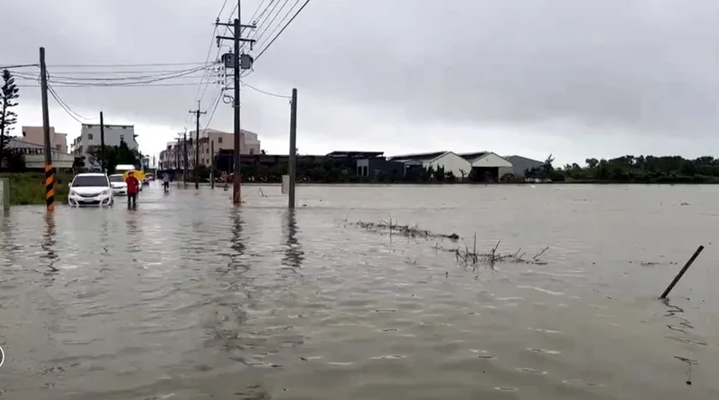 嘉義縣六腳鄉六斗村地區28日淹水，道路與農田汪洋一片。蔡易餘提供