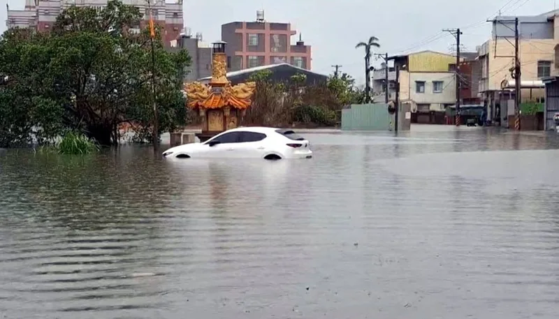 嘉義縣太保市等地低窪地區28日淹水嚴重，後潭平安宮水淹高度達半個自小客車身。民眾提供