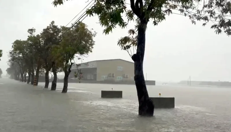 嘉義縣等地區28日有局部豪雨或大豪雨，鹿草鄉下半天地區淹水。蔡易餘提供