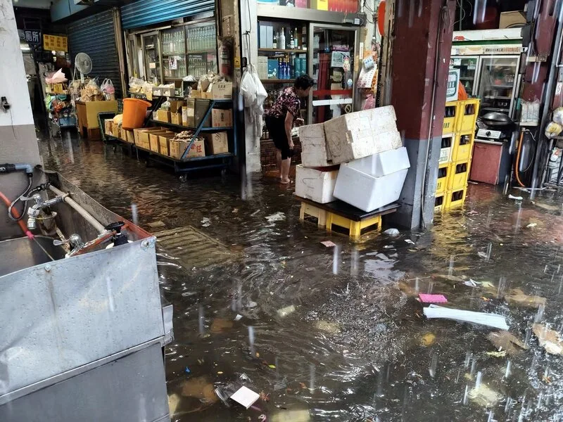 嘉義縣政府28日緊急發布停班、停課訊息。圖為朴子市區雜貨店淹水。楊石旭提供
