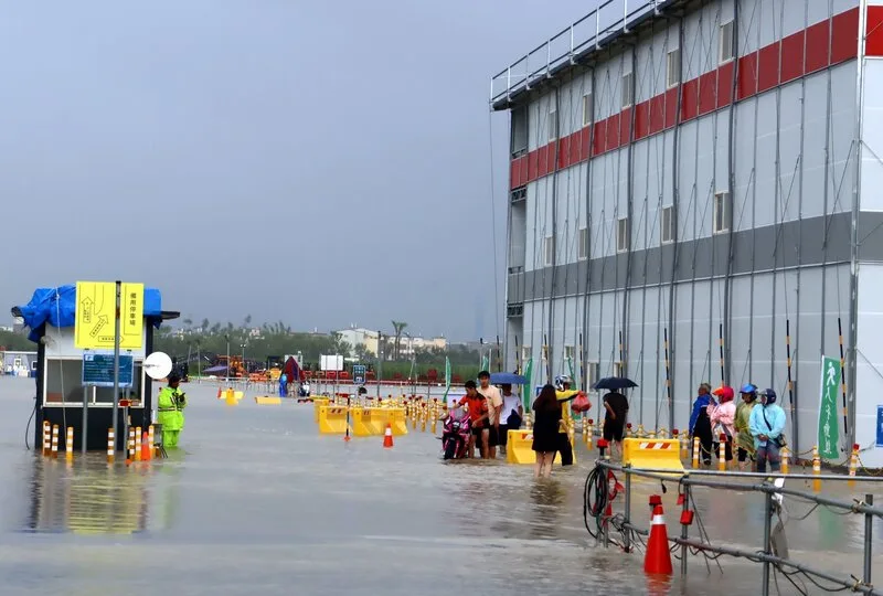 嘉義縣28日清晨起降豪大雨，部分地區出現積淹水災情，位於嘉義科學園區興建中的台積電先進封裝廠工地淹水。中央社