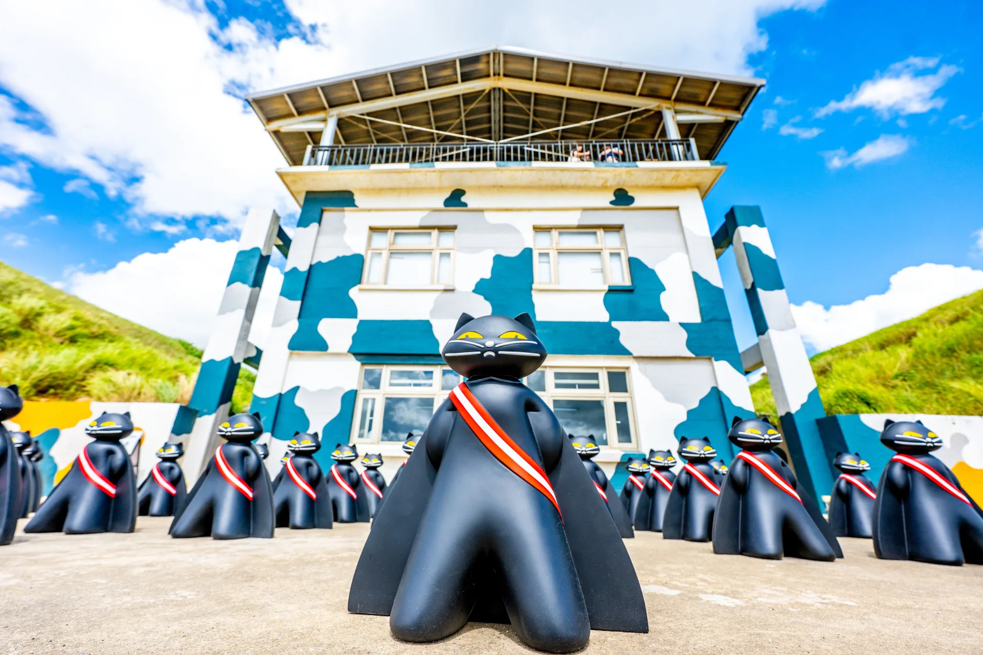 園區設有15隻特殊造型的黑貓公仔。桃園市政府提供
