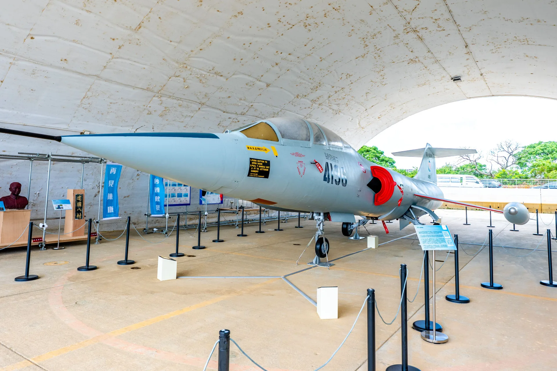 「致敬空軍英雄」展區中的1號機庫,展出曾為我國空軍主力戰力的F-104G戰鬥教練機。桃園市政府提供