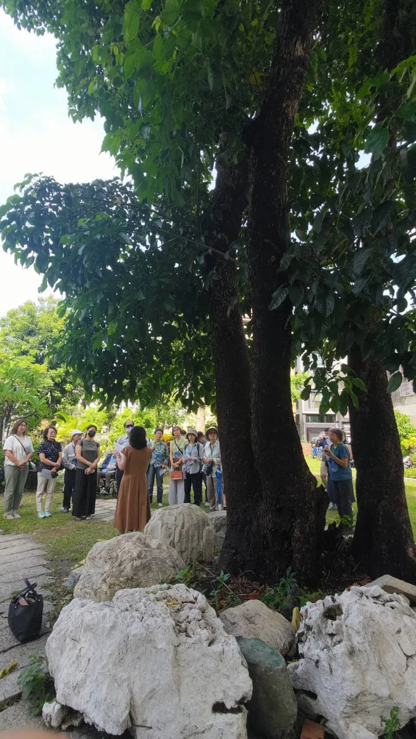 在高雄市公園詩徑尋跡, 拍照、讀詩打卡,兌好禮並可抽禮券。高市府提供