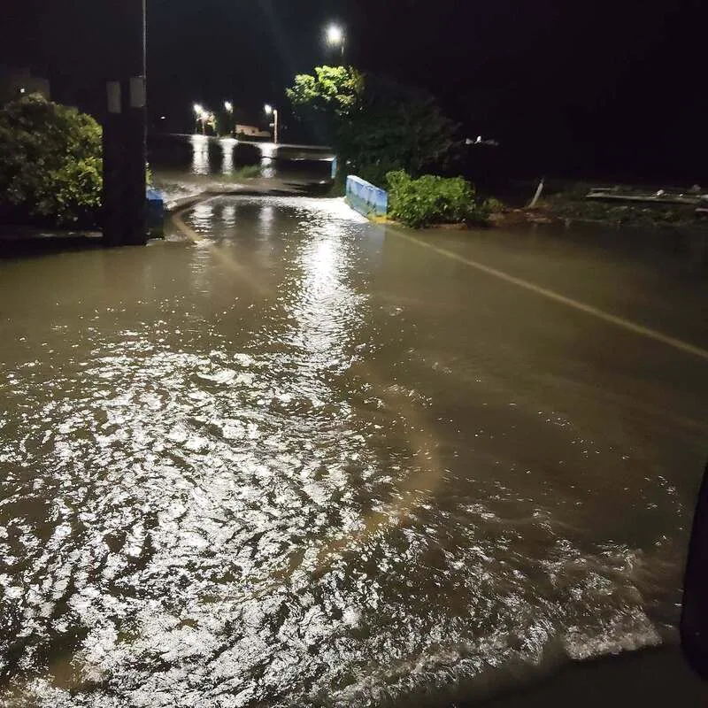 台中市28日凌晨開始降雨，恰逢海水滿潮，大安區中庄里南海路附近嚴重積淹水。莊明堯提供