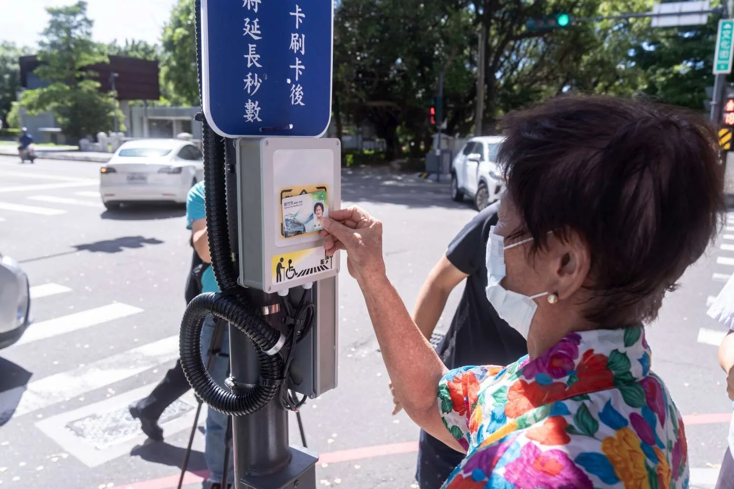 竹市啟用全國首創「敬老愛心號誌」。竹市府提供