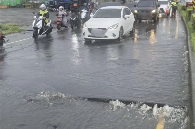 桃園市29日清晨降下大雨,富國路二段600號前道路因大雨沖刷不但積水,更造成路面柏油多處隆起破損。桃園市警察局蘆竹分局提供