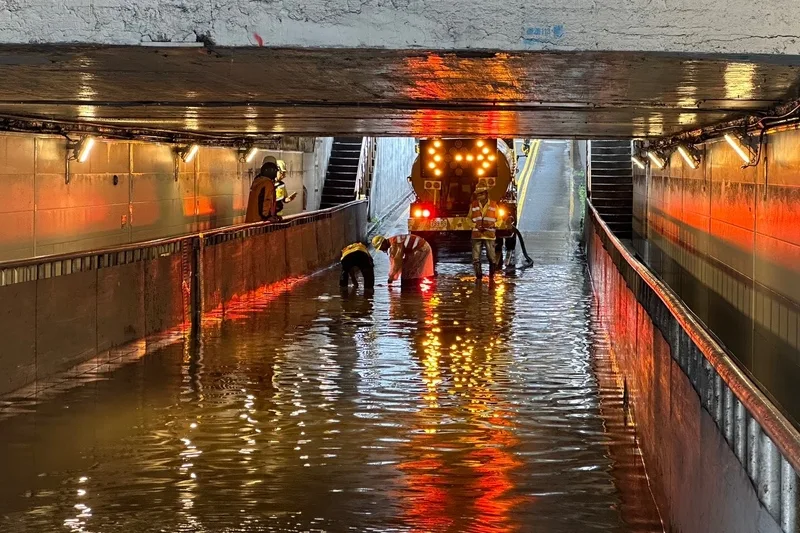 桃園市29日清晨降下大雨,桃園區民族地下道積水深及大腿處達68公分,警方封鎖地下道兩端,同時通知養護工程處人員到場,以抽水車及抽水機加速抽水。桃園市警察局桃園分局提供