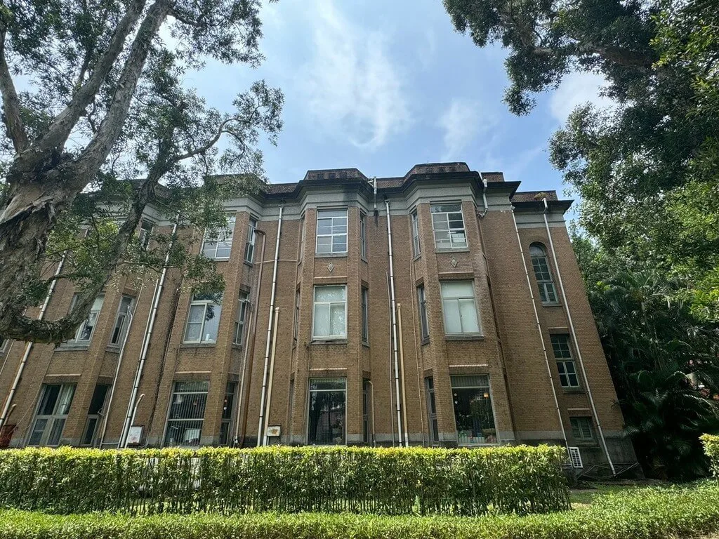 台北市文資會議28日審議通過「國立台灣大學『樂學館』文化資產價值案」，因具高度歷史、藝術或科學價值，指定「原帝大校舍文政學部研究室」為市定古蹟。台北市文化局提供