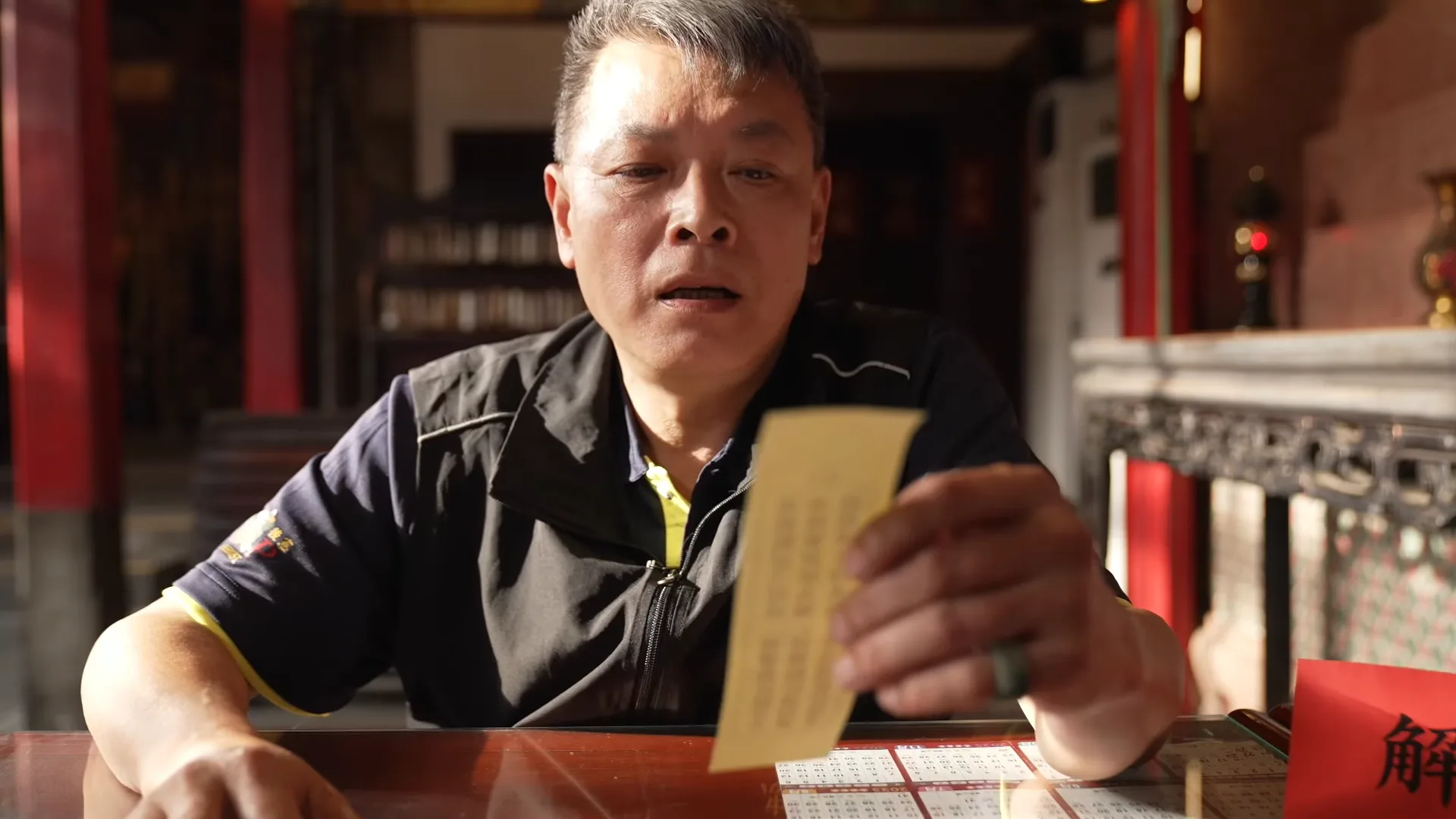 新竹縣政府推出客語打詐影片,巧妙利用義民廟解籤來傳達防詐觀念。截自「幸福竹縣 詐騙Get Out」影片