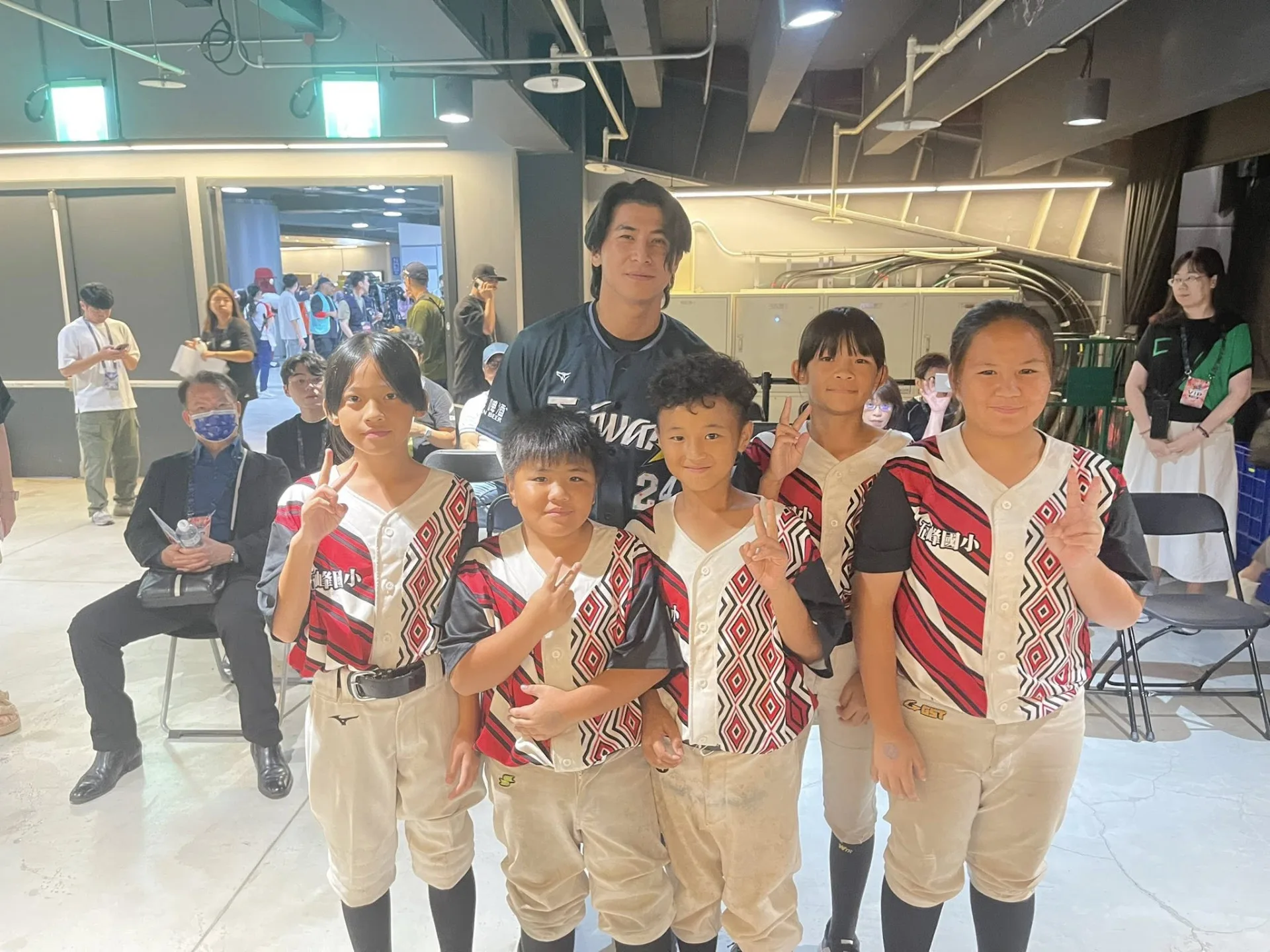 日前中職明星賽前，新竹縣五峰國小棒球隊作為代表學校接受致贈，小球員也與台灣隊長陳傑憲合影。翻攝自新竹縣五峰國小 臉書