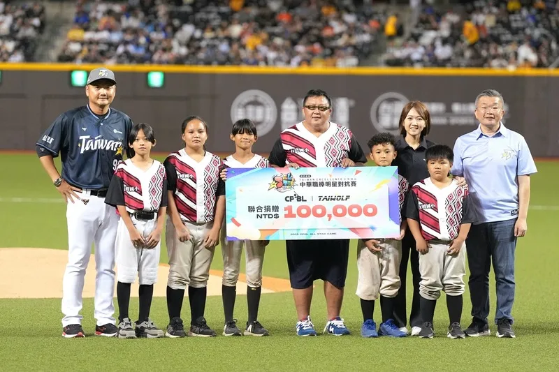 中華職棒表示，本土成衣製造商TAIWOLF台灣狼響應基層棒球回饋計畫，總計捐出新台幣400萬元，日前中職明星賽前，新竹縣五峰國小棒球隊作為代表學校接受致贈。中華職棒提供