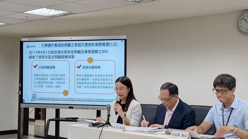 衛生福利部長期照顧司副司長吳希文（左）29日說明，配套措施包含，聘僱外籍看護工空窗期，將引導民眾使用長照服務。中央社