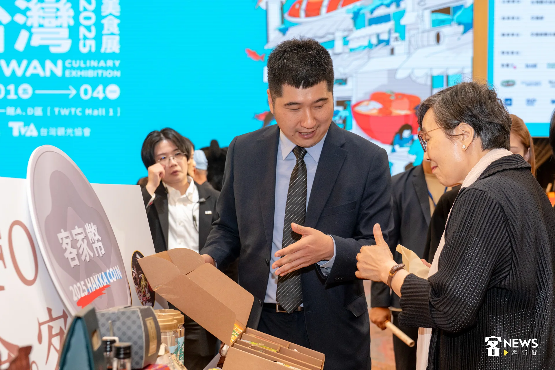 客委會副主委邱星崴（左）將客庄好味禮盒致贈給台灣觀光協會榮譽會長葉菊蘭（右）。洪藝晅攝