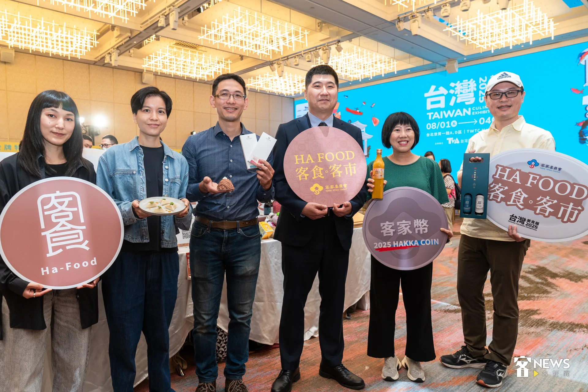 客委會祭出好康，讓「台北世貿一館」成為全國唯一非客庄地區，開放使用客家幣的場域，鼓勵觀展民眾用「客家幣」消費。洪藝晅攝