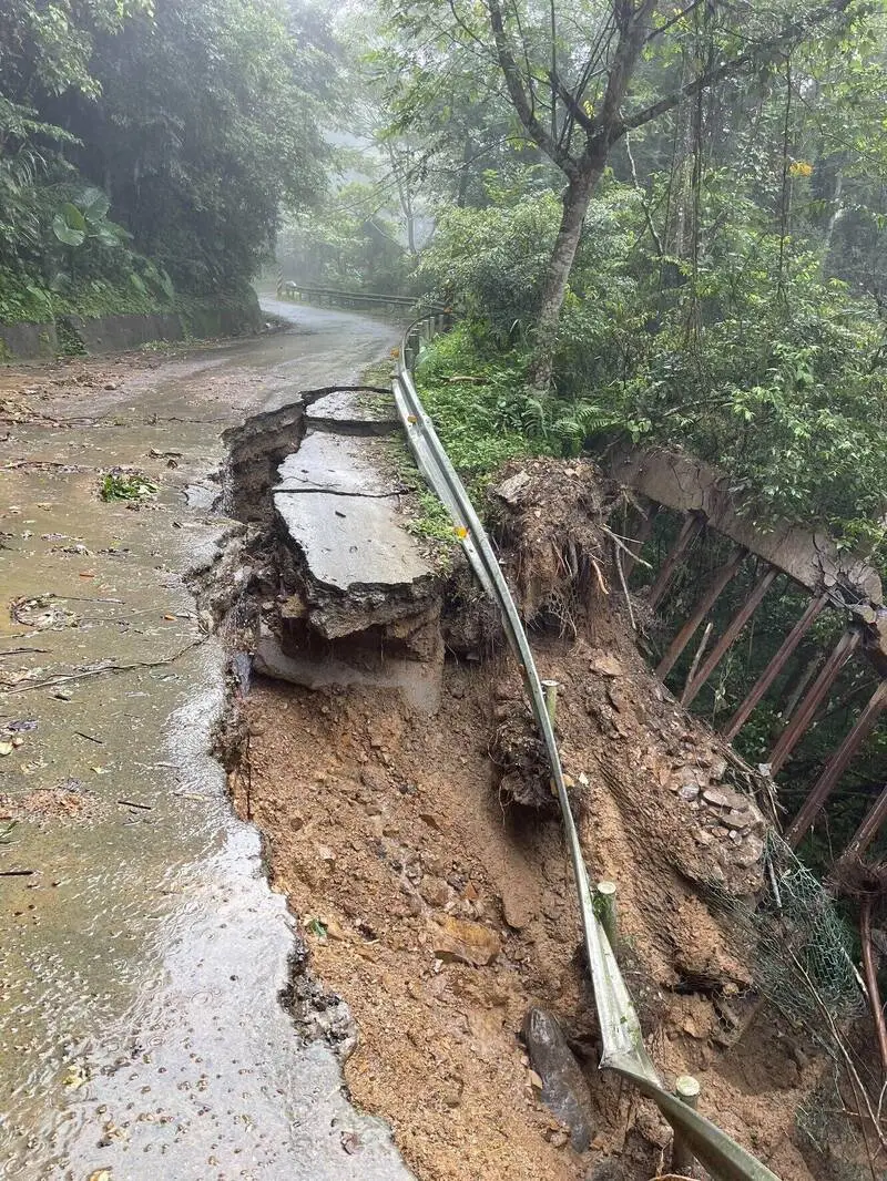 南庄鄉苗21-1線約3公里處，有大面積路徑塌陷，目前單向通行。南庄鄉公所提供