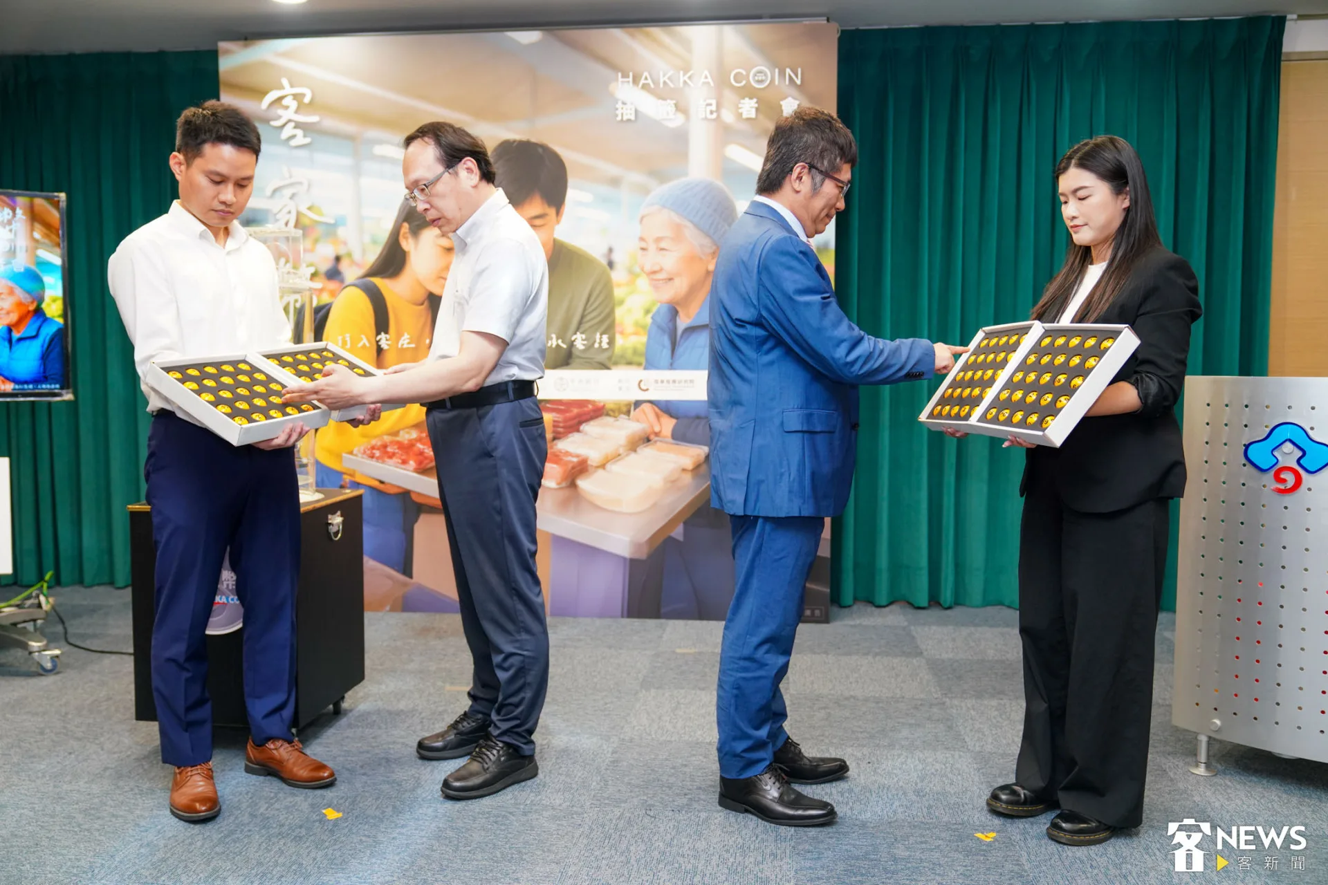 由達文西法律事務所葉奇鑫律師（右二）、客委會政風室主任劉鎮宇（左二）共同見證這場抽籤。朱愷元攝