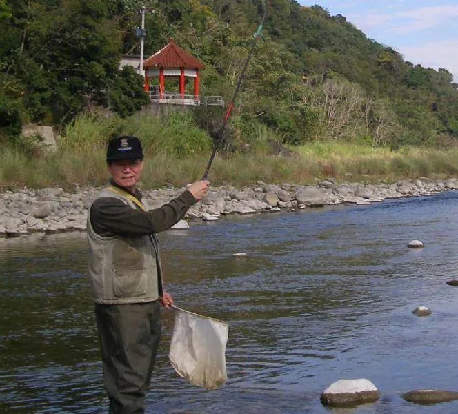羅紹騏是新埔國中的音樂老師，是音樂家也做了很多客家音樂，他的專業是鋼琴跟小提琴。羅紹騏提供