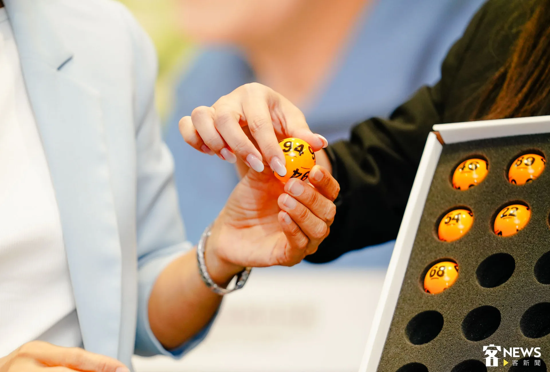 依照身分證尾數末兩碼抽籤，一共抽出32組身分證尾數。朱愷元攝