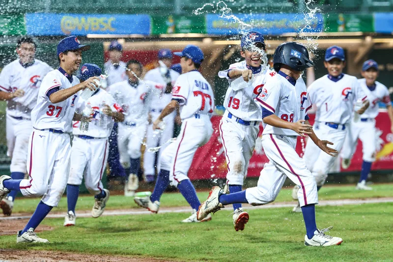 U12世界盃棒球賽台灣隊29日預賽最後一戰交手墨西哥,經歷落後、追平、因雨暫停,最後在6局下靠著再見觸身球保送以6比5勝出,球員們衝入場中開心歡慶,總教練章子健也直呼感動。中華民國棒球協會提供