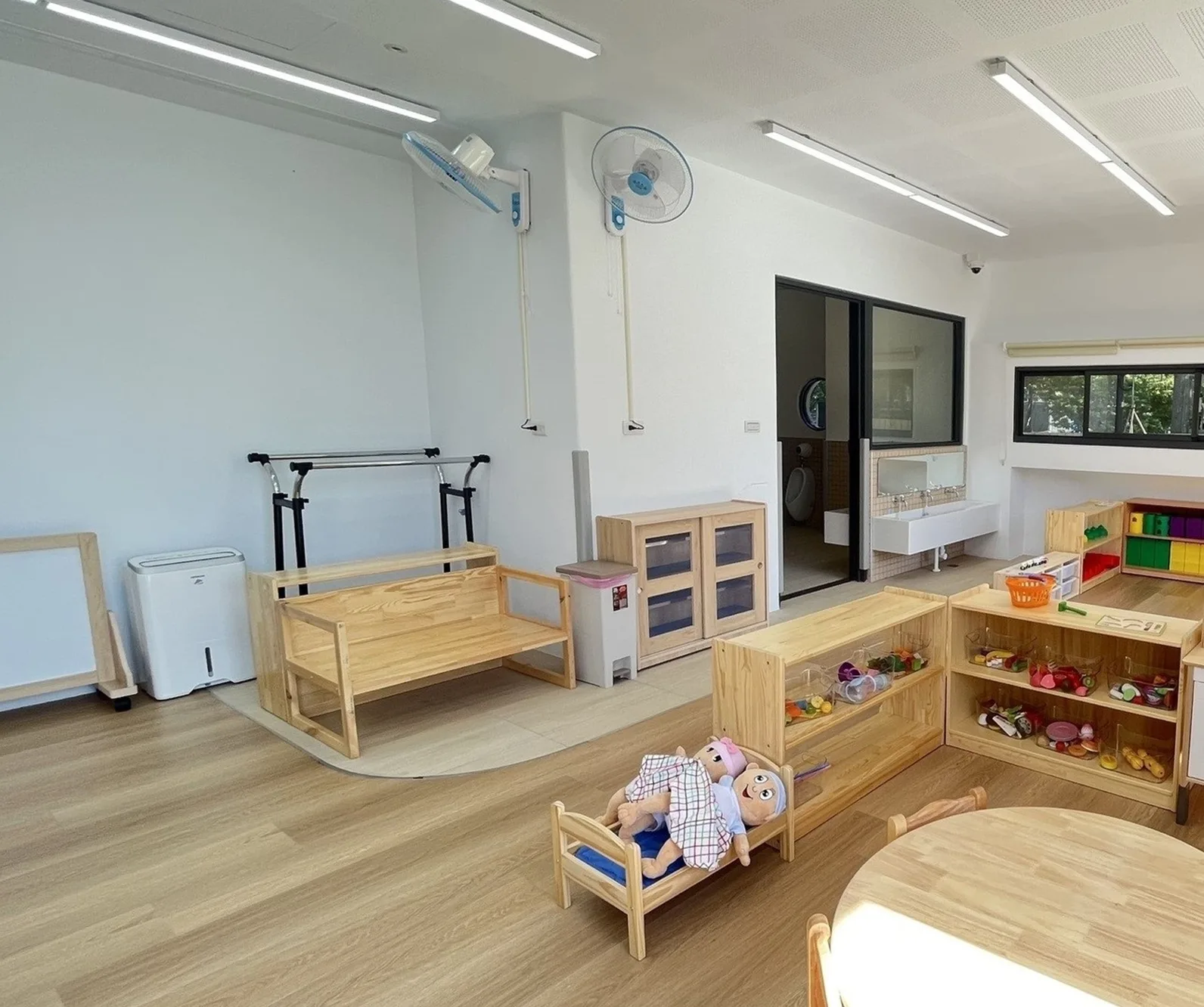 桃園市大湖非營利幼兒園教室內有各式教具,吸引幼兒快樂學習。教育部提供