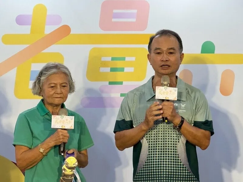 88歲「噴射機阿嬤」林潘秀雲（左）從63歲開始運動，在2025雙北世壯運勇奪4金。他30日出席活動鼓勵大家，運動從來不嫌晚，只要願意動起來，每個人都能成為自己人生中的金牌選手。國健署提供