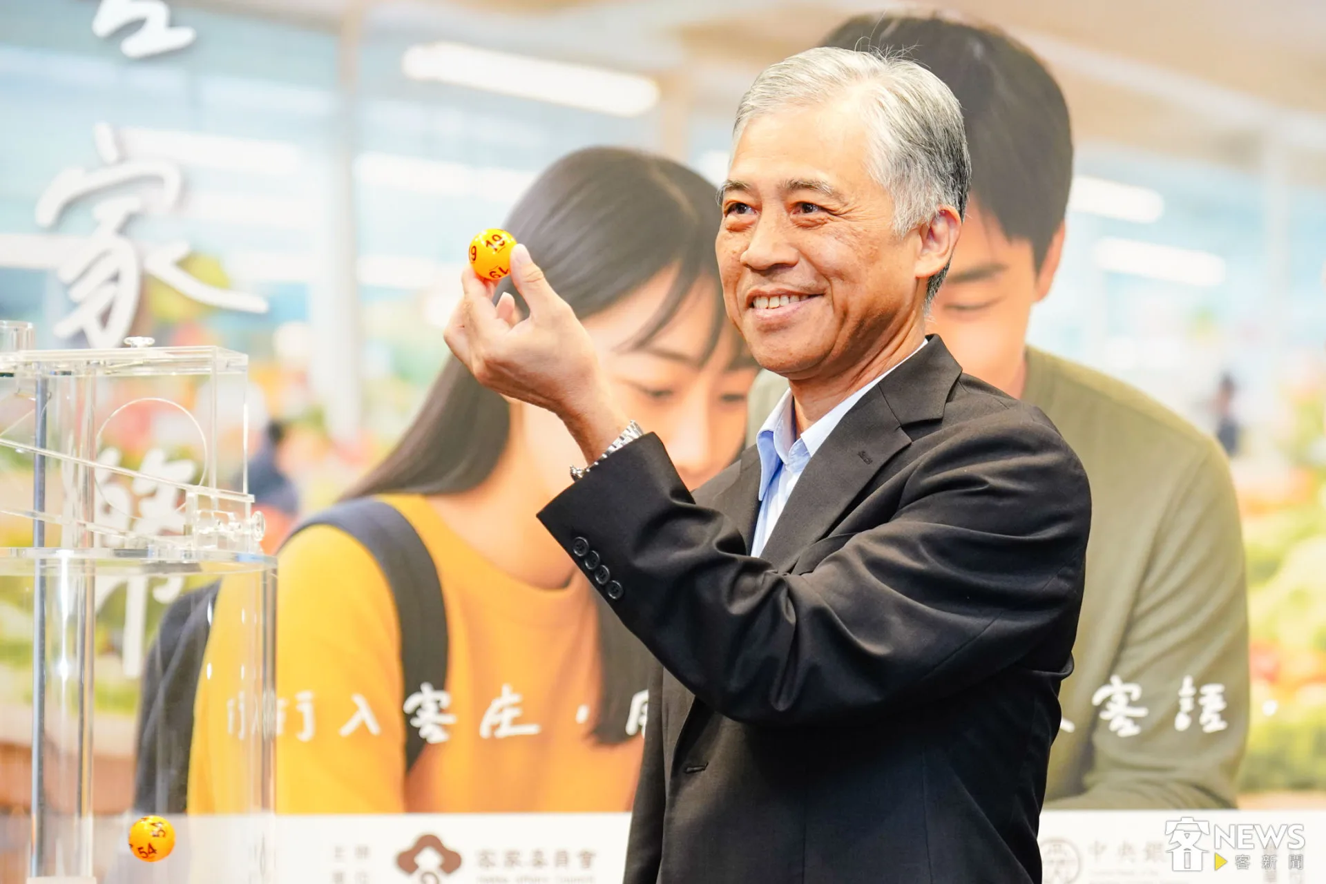 客委會副主委范佐銘擔任這次的抽獎人。朱愷元攝