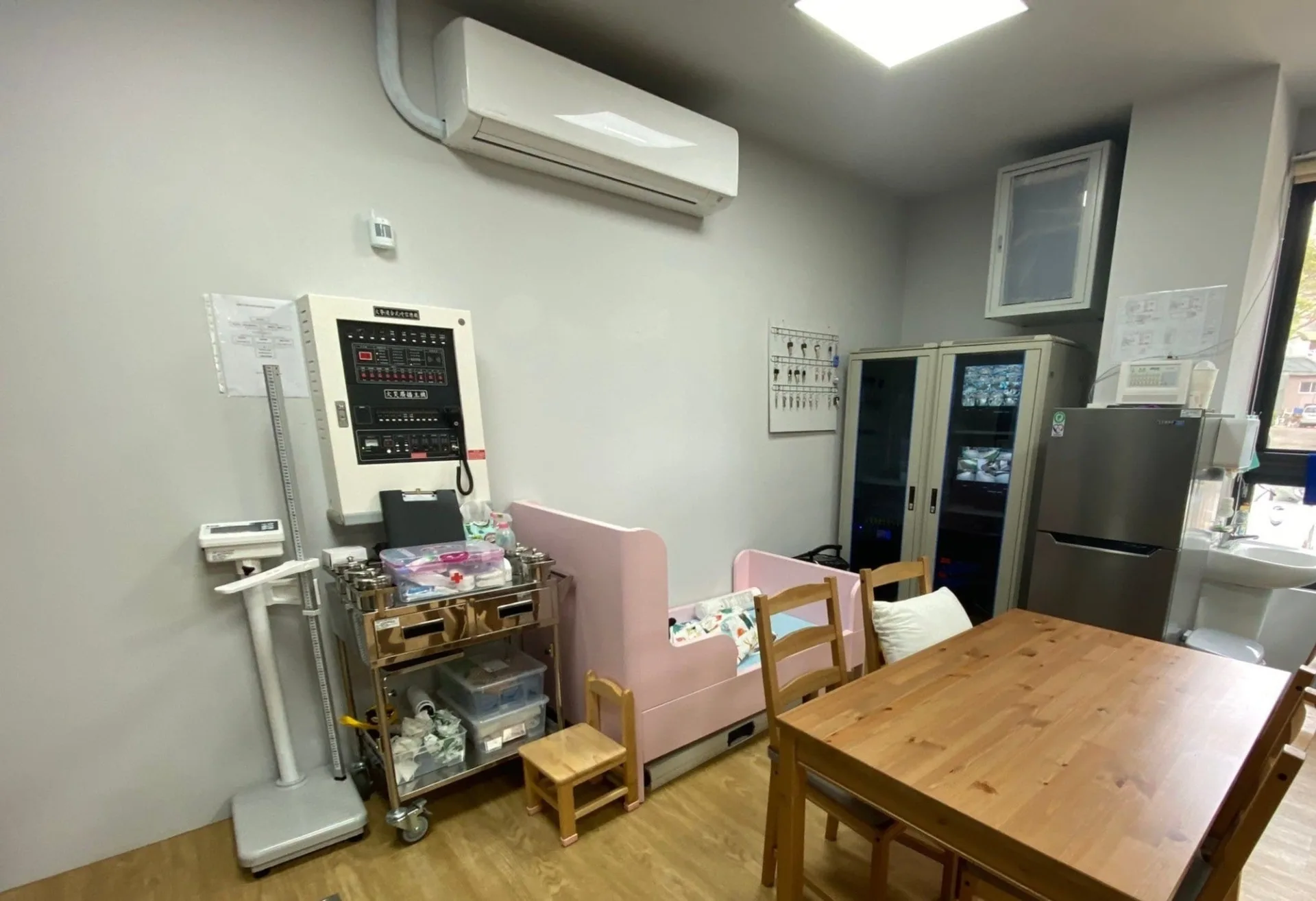 桃園市大湖非營利幼兒園設置健康中心,在幼兒受傷或生病時,提供第一時間的處置及守護。教育部提供