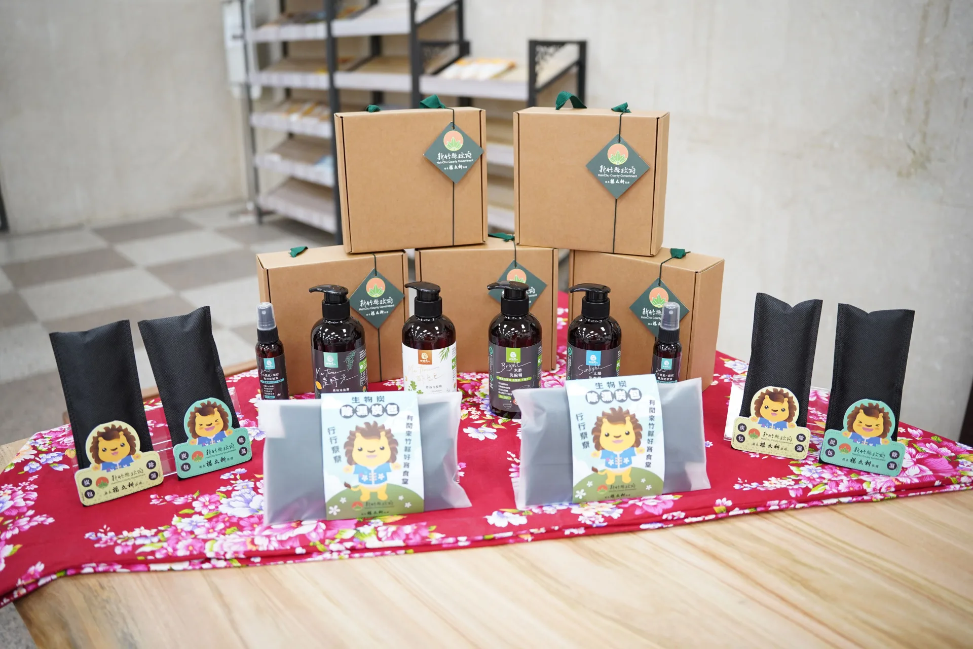 農林剩餘資源加值利用，成品包含炭包及清潔用品。新竹縣政府提供