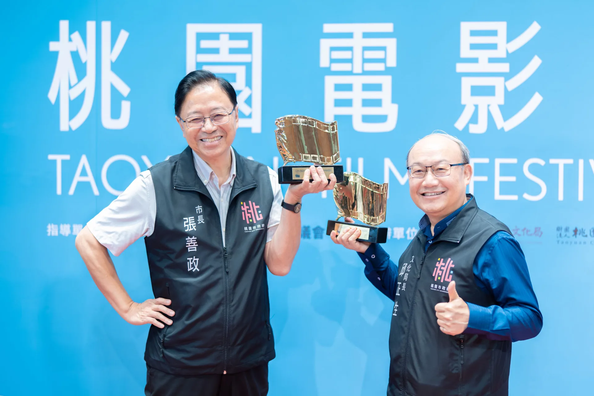 市長張善政（左）與文化局長邱正生（右）展示獎盃。桃園市政府提供