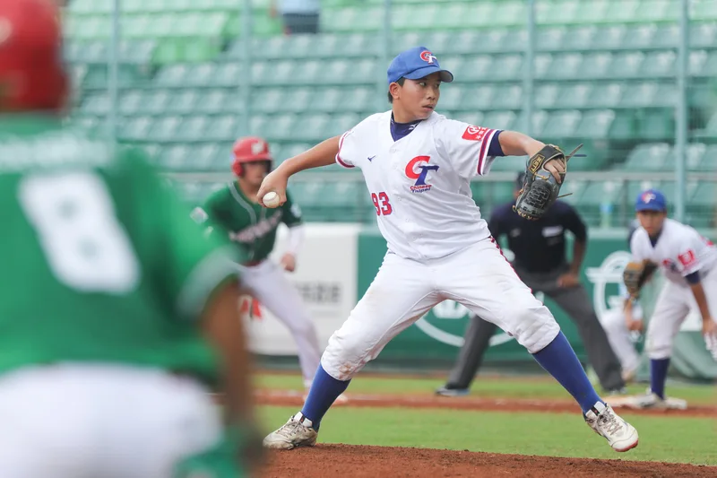 U12世界盃棒球賽台灣隊29日預賽最終戰迎戰墨西哥,台灣小將鍾定栩(白衣者)後援4.2局穩守,助台灣以6比5搶勝。中華民國棒球協會提供